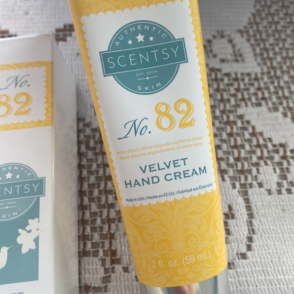 Scentsy No. 82 Velvet Hand Cream White Peach, Magnolia & Amber - Picture 2 of 5